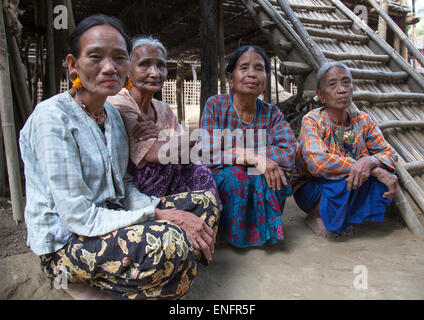 Stammes-Chin-Frauen mit Spinnennetz Tattoo auf den Gesichtern, Mrauk U, Myanmar Stockfoto