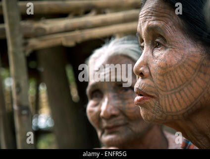 Stammes-Chin-Frauen mit Spinnennetz Tattoo auf den Gesichtern, Mrauk U, Myanmar Stockfoto