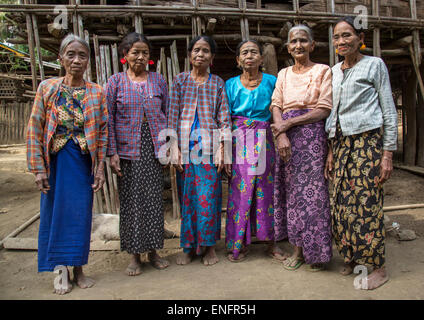 Stammes-Chin-Frauen mit Spinnennetz Tattoo auf den Gesichtern, Mrauk U, Myanmar Stockfoto