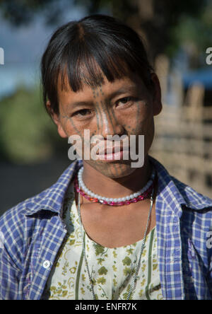Stammes-Kinn Frau aus Muun Stamm mit Tattoo auf dem Gesicht, Mindat, Myanmar Stockfoto