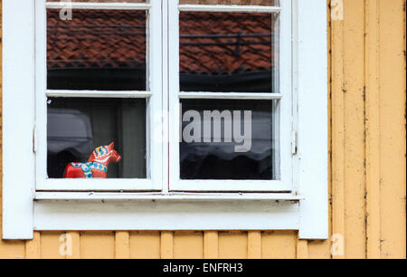 Dalahast oder Dalarna Pferde (schwedische Dalapferd) innerhalb des Fensters Stockfoto