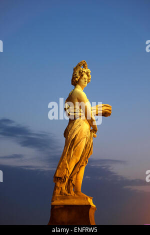 Jahreszeiten-Statue am Ponte Santa Trinita-Brücke über den Fluss Arno, Florenz, Toskana, Italien Stockfoto