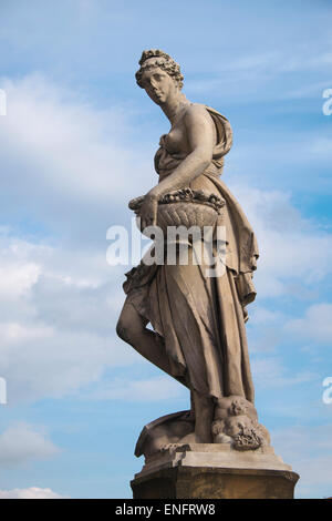 Jahreszeiten-Statue am Ponte Santa Trinita-Brücke über den Fluss Arno, Florenz, Toskana, Italien Stockfoto