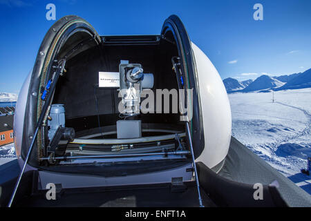 Ein Photometer in die Sterne Kuppel auf dem Dach des atmosphärischen Observatoriums der Forschungsbasis AWIPEV in Ny-Alesund auf Spitzbergen, Norwegen, 9. April 2015. Ständig besetzte polare Forschungsstationen der Deutschland (Koldewey-Station des Alfred-Wegener-Instituts), Norwegen, Frankreich und China arbeiten heute in der ehemaligen Bergbau-Siedlung Norwegens, in Svalbard-Archipel. Dazu gehören auch Forschungsstationen, die nur besetzt sind begrenzt aus Italien, England, Japan, sowie kleine Gebäude für Forscher aus Spanien und den Niederlanden. Die gemeinsam genutzte Infrastruktur von Kings Bay, einschließlich marine Rück Stockfoto