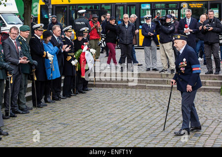 Kopenhagen, Dänemark. 5. Mai 2015. Kopenhagen, Dänemark, 5. Mai 2015: A WWW II Veteran (R) hält eine Rede vor der Memorial-Anker in Nyhavn für gefallene Seeleute und Veteranen, wo seine königliche Hoheit Kronprinz Frederik (L, 6.) einen Kranz nieder anlässlich des Jubiläums 70 Jahre für Ende der deutschen Besetzung von Dänemark Credit legte: OJPHOTOS/Alamy Live News Stockfoto