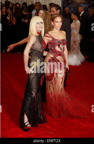 New York, USA. 4. Mai 2015. Singer Jennifer Lopez (R) und Designerin Donatella Versace besuchen 2015 Costume Institute Gala Benefit feiert die Ausstellung "China: Through the Looking Glass in The Metropolitan Museum of Art in New York, USA, am 4. Mai 2015. Foto: Hubert Boesl/Dpa/Alamy Live News Bildnachweis: Dpa picture-Alliance/Alamy Live News Stockfoto