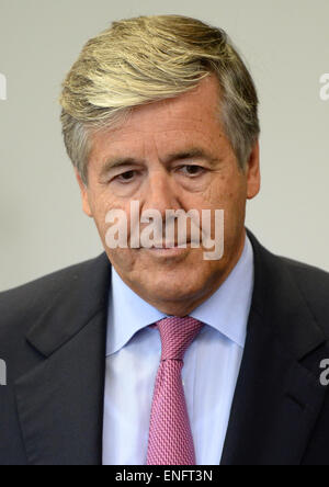 München, Deutschland. 5. Mai 2015. Ehemalige Deutsche-Bank-Chef Josef Ackermann, sitzt im Gerichtssaal des Landgerichts in München, Deutschland, 5. Mai 2015. Vier ehemalige Köpfe, sowie die aktuellen Co-CEO der Deutschen Bank muss stehen wegen versuchten Betrugs in der Kirch-Studie. Foto: ANDREAS GEBERT/Dpa/Alamy Live-Nachrichten Stockfoto