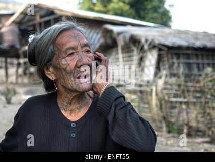 Tribal Old Kinn Frau aus Muun Stamm mit Tattoo auf dem Gesicht, Mindat, Myanmar Stockfoto