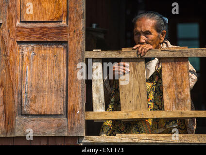 Burmesische Frau aus Pfahlbauten Haus Fenster, Inle-See, Myanmar Stockfoto