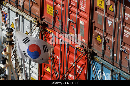 Südkoreanische Flagge und Container auf Schiff Gatun locks Panamakanal Stockfoto