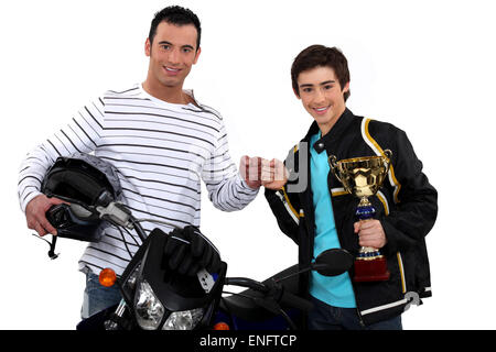 Vater gratulieren Sohn auf Motocross-Sieg Stockfoto