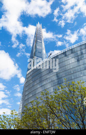 Der Shard, EU höchste Wolkenkratzer und London Brücke Quarter, London SE1, mit Reflexionen von blauem Himmel und weißen Wolken Stockfoto