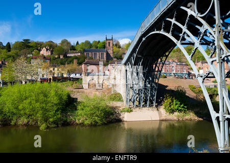 Die Stadt von Ironbridge mit die Eisen-Brücke über den Fluss Severn, Shropshire, England. Stockfoto