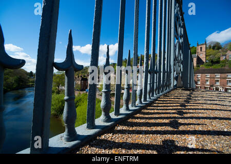 Blick durch das Geländer der eisernen Brücke in Ironbridge, Shropshire, England. Stockfoto