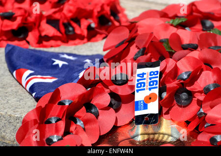 London, England, Vereinigtes Königreich. Mohn Kränze niedergelegt auf dem Kenotaph in Whitehall nach 100. Jahrestag Anzac Day Gedenkfeiern, 2015 Stockfoto