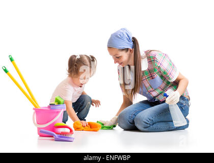 süße Mutter lehrt Tochter Kind Reinigung Zimmer Stockfoto