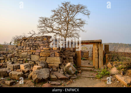 Ruinen der alten Tempel sind über die Omkareshwar Insel verstreut. Stockfoto