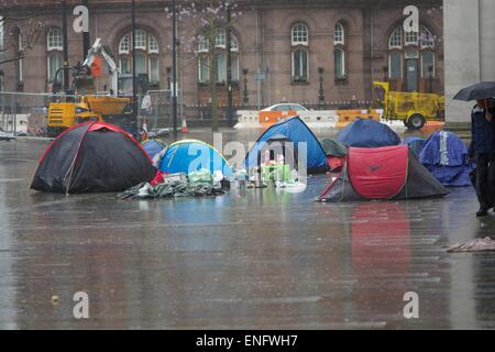 Manchester, UK. 5. Mai 2015 ist der Protest von einer Gruppe obdachloser Menschen jetzt in seinem einundzwanzigsten Tag. Die Gruppe wurde die Probleme von Obdachlosen in Manchester hervorgehoben. Der Rat erhalten eine gerichtliche Anordnung, die Demonstranten von Albert Square letzte Woche zu entfernen, aber sie sind umgezogen in der Nähe St Peter es Square.  Der Rat hat versucht, sie wieder zu bewegen, aber die Gruppe wehrt bis zu ihrer Zufriedenheit ihrer Beschwerden behandelt worden sind. Obdachlose Protest Manchester UK Credit: John Fryer/Alamy Live-Nachrichten Stockfoto