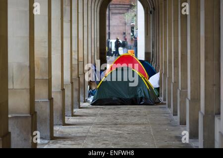 Manchester, UK. 5. Mai 2015 ist der Protest von einer Gruppe obdachloser Menschen jetzt in seinem einundzwanzigsten Tag. Die Gruppe wurde die Probleme von Obdachlosen in Manchester hervorgehoben. Der Rat erhalten eine gerichtliche Anordnung, die Demonstranten von Albert Square letzte Woche zu entfernen, aber sie sind umgezogen in der Nähe St Peter es Square.  Der Rat hat versucht, sie wieder zu bewegen, aber die Gruppe wehrt bis zu ihrer Zufriedenheit ihrer Beschwerden behandelt worden sind. Obdachlose Protest Manchester UK Credit: John Fryer/Alamy Live-Nachrichten Stockfoto