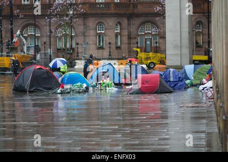 Manchester, UK. 5. Mai 2015 ist der Protest von einer Gruppe obdachloser Menschen jetzt in seinem einundzwanzigsten Tag. Die Gruppe wurde die Probleme von Obdachlosen in Manchester hervorgehoben. Der Rat erhalten eine gerichtliche Anordnung, die Demonstranten von Albert Square letzte Woche zu entfernen, aber sie sind umgezogen in der Nähe St Peter es Square.  Der Rat hat versucht, sie wieder zu bewegen, aber die Gruppe wehrt bis zu ihrer Zufriedenheit ihrer Beschwerden behandelt worden sind. Obdachlose Protest Manchester UK Credit: John Fryer/Alamy Live-Nachrichten Stockfoto