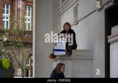 Manchester, UK. 5. Mai 2015 ist der Protest von einer Gruppe obdachloser Menschen jetzt in seinem einundzwanzigsten Tag. Die Gruppe wurde die Probleme von Obdachlosen in Manchester hervorgehoben. Der Rat erhalten eine gerichtliche Anordnung, die Demonstranten von Albert Square letzte Woche zu entfernen, aber sie sind umgezogen in der Nähe St Peter es Square.  Der Rat hat versucht, sie wieder zu bewegen, aber die Gruppe wehrt bis zu ihrer Zufriedenheit ihrer Beschwerden behandelt worden sind. Obdachlose Protest Manchester UK Credit: John Fryer/Alamy Live-Nachrichten Stockfoto