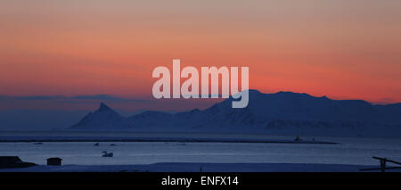 Spitzbergen, Norwegen. 8. April 2015. Die roten Abendhimmel im April sichtbar die ganze Nacht sogar Weg nach Mitternacht am Kongsfjorden Gletscher in Ny-Alesund auf Spitzbergen, Norwegen, 8. April 2015. Foto: Jens Büttner/Dpa/Alamy Live News Stockfoto