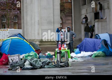 Manchester, UK. 5. Mai 2015 ist der Protest von einer Gruppe obdachloser Menschen jetzt in seinem einundzwanzigsten Tag. Die Gruppe wurde die Probleme von Obdachlosen in Manchester hervorgehoben. Der Rat erhalten eine gerichtliche Anordnung, die Demonstranten von Albert Square letzte Woche zu entfernen, aber sie sind umgezogen in der Nähe St Peter es Square.  Der Rat hat versucht, sie wieder zu bewegen, aber die Gruppe wehrt bis zu ihrer Zufriedenheit ihrer Beschwerden behandelt worden sind. Obdachlose Protest Manchester UK Credit: John Fryer/Alamy Live-Nachrichten Stockfoto