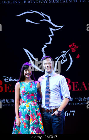 Macao, China. 5. Mai 2015. Schauspielerin Hilary Maiberger und Schauspieler Darick Pead besuchen eine Pressekonferenz von Disneys Musical "Die schöne und das Biest" in Macau, Südchina, 5. Mai 2015. Die Welt-Tour-Leistung von Disney's "Beauty and the Beast" wird in Macau vom 13. Juni bis 26. Juli inszeniert werden. © Cheong Kam Ka/Xinhua/Alamy Live-Nachrichten Stockfoto