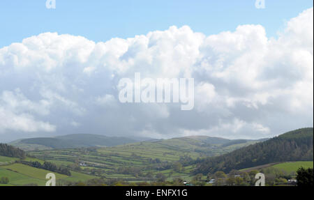 Aberystwyth, Wales, UK. 5. Mai 2015. UK-Wetter. Nach starkem Regen und starkem Wind über Nacht das Wetter in der Nähe von Aberystwyth Aufhellung, aber die dunklen Wolken Verweilen über die Cambrian Mountains. Bildnachweis: John Gilbey/Alamy Live-Nachrichten Stockfoto