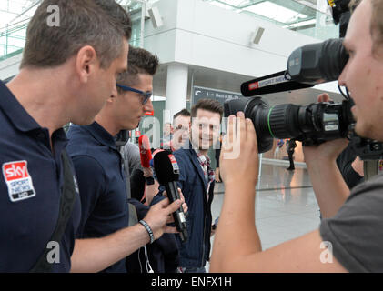 München, Deutschland. 5. Mai 2015. Robert Lewandowski (2.v.l.) des FC Bayern München spricht zu den Medien vor einem Flug nach Barcelona, Spanien am Flughafen in München, Deutschland, 5. Mai 2015. Bayern München sieht sich FC Barcelona in einem Champions-League-Halbfinale Hinspiel Spiel am 6. Mai 2015. Foto: PETER KNEFFEL/Dpa/Alamy Live News Stockfoto