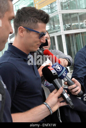 München, Deutschland. 5. Mai 2015. Robert Lewandowski (C) des FC Bayern München spricht zu den Medien vor einem Flug nach Barcelona, Spanien am Flughafen in München, Deutschland, 5. Mai 2015. Bayern München sieht sich FC Barcelona in einem Champions-League-Halbfinale Hinspiel Spiel am 6. Mai 2015. Foto: PETER KNEFFEL/Dpa/Alamy Live News Stockfoto