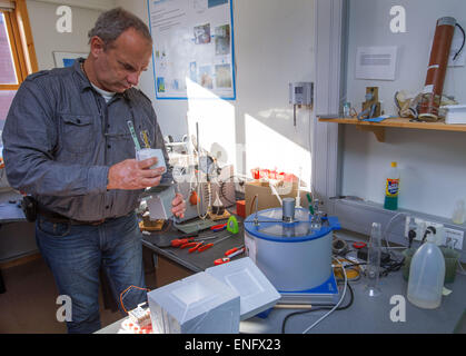 Techniker Jürgen Graeser vom atmosphärischen Observatorium der Forschungsbasis AWIPEV in Ny-Alesund auf Spitzbergen, Norwegen, 9. April 2015. Er bereitet eine kombinierte Ozon und Radio-Sonde für die Messung Flug auf einem Ballon. Die gemessenen Datum während des Fluges in Leiterlänge von mehr als 30 Kilometern erfasst und dann an der Forschungsstation gesendet. Foto: Jens Büttner/dpa Stockfoto