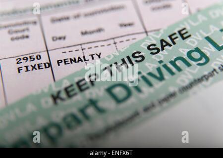 Ein Vereinigtes Königreich Papier und Plastik Karte Führerschein Stockfoto