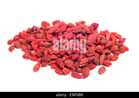 ein Haufen von getrockneten Goji-Beeren auf weißem Hintergrund Stockfoto