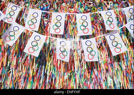 SALVADOR, Brasilien - 11. März 2015: Olympische Flagge Bunting hängt vor einem Hintergrund von Glück brasilianischen Wunsch Bändern Stockfoto