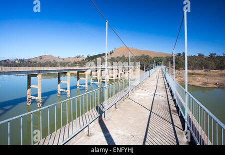 Das kleine Dorf von Bonnie Doon auf See Eildon an einem Herbsttag in Victoria, Australien Stockfoto