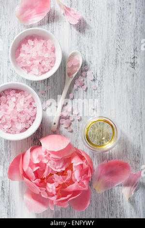rosa Blume Salz Pfingstrose ätherisches Öl für Wellness und Aromatherapie Stockfoto