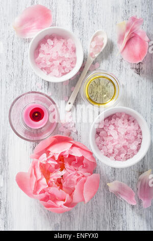 rosa Blume Salz Pfingstrose ätherisches Öl für Wellness und Aromatherapie Stockfoto