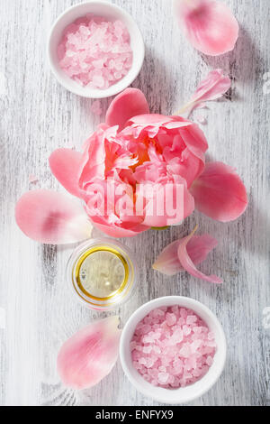 rosa Blume Salz Pfingstrose ätherisches Öl für Wellness und Aromatherapie Stockfoto