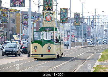 Blackpool, Lancashire: Traditionelle offene erlesenen Straßenbahnen entlang der Promenade ausgeführt werden, wenn das Wetter gut ist Stockfoto