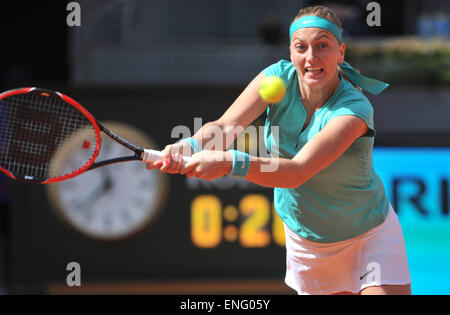 Madrid, Spanien. 5. Mai 2015. Tschechischer Tennisspieler Petra Kvitova gibt den Ball gegen US-Tennisspieler Coco Vandeweghe während Tag vier der Madrid Open Turnier in Madrid, Spanien, am 5. Mai 2015 zurück. Kvitova gewann 2: 1. Bildnachweis: Xie Haining/Xinhua/Alamy Live-Nachrichten Stockfoto