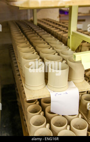 Unfettled (Ecken), unglasiert und ungebrannten halbes Pint Tassen in der Emma Bridgewater Keramikfabrik Stoke-on-Trent Stockfoto