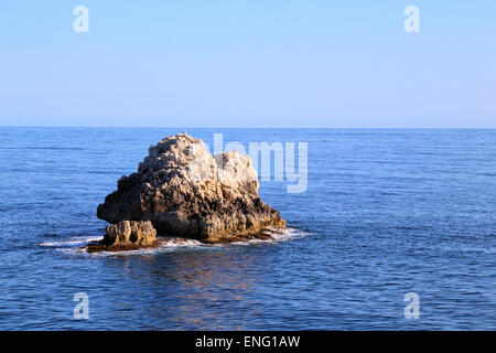 Einsamen felsigen Sland im Meer Stockfoto