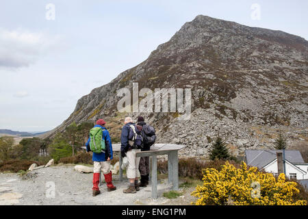 Wanderer auf der Suche nach Berg Informationen über Idwal Pfad durch Ogwen Cottage unten Pen Jahr Ole Wen in den Bergen von Snowdonia National Park (Eryri) Wales UK Stockfoto