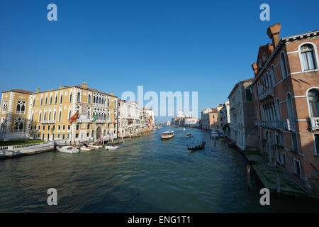 Szenische Morgen Blick auf klassische venezianische Architektur Futter das grüne Wasser des Canal Grande in Venedig Italien Stockfoto