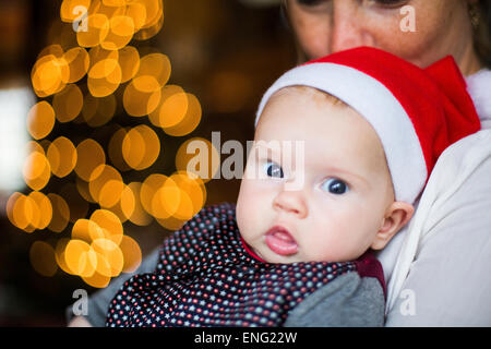 Nahaufnahme von kaukasischen Babymädchen trägt Weihnachtsmütze Stockfoto