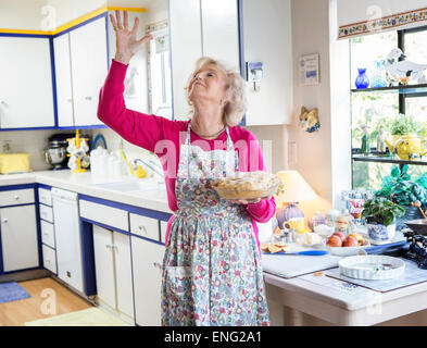 Ältere Frau kaukasischen backen Kuchen in Küche Stockfoto