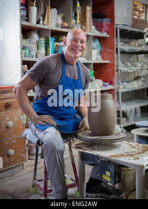 Älteren kaukasischen Mann bilden Keramik auf Rad im Keramik-Atelier Stockfoto