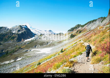 Frau auf felsigen Pfad auf abgelegenen Hügel wandern Stockfoto