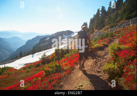 Frau auf felsigen Pfad auf abgelegenen Hügel wandern Stockfoto